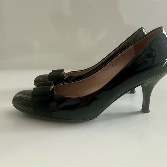 Salvatore Ferragamo Black Patent Leather Vara Bow Pumps Size 6 - Picture 3 of 12